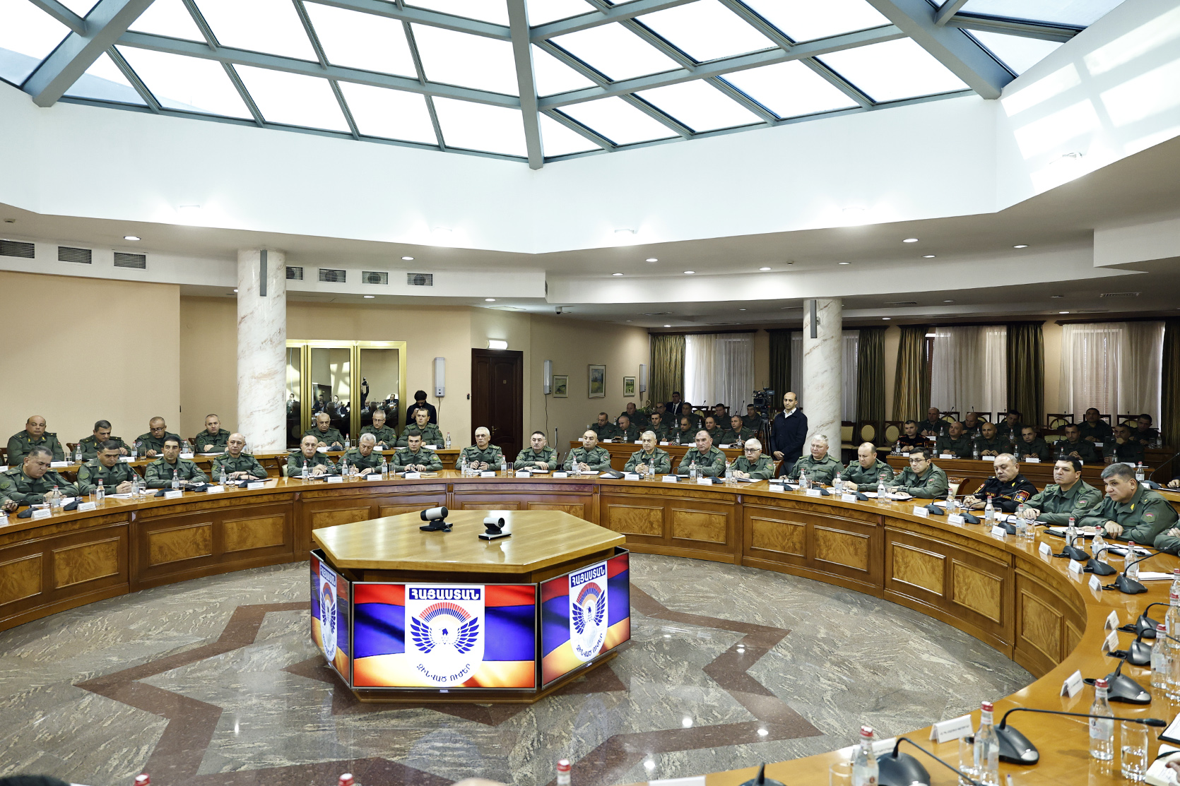 Վարչապետը հանդիպում է ունեցել ԶՈՒ ղեկավար կազմի օպերատիվ հավաքի մասնակիցների հետ. լուսանկարներ