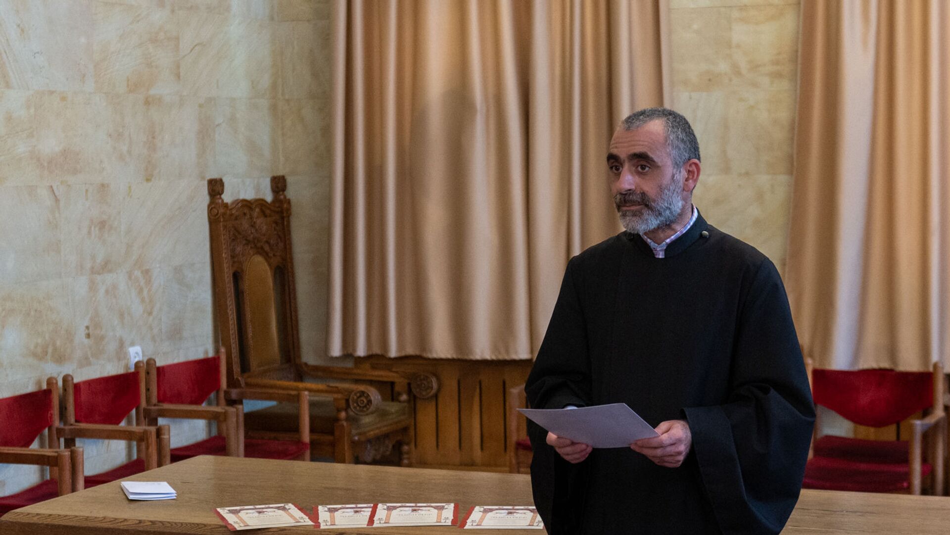 Կաթողիկոսի հրաժարականի և Արշակ սրբազանի կարգալուծության պահանջի լուրերը կեղծ են. տեր Եսայի