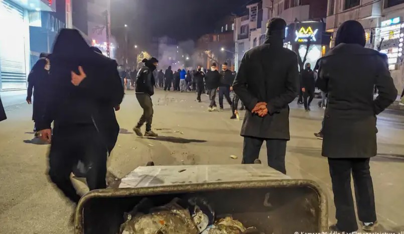 Կապի լիակատար բացակայություն, հարյուրավոր զոհեր, բախումներ. ինչ է հայտնի Իրանում մոլեգնած ցույցերի մասին