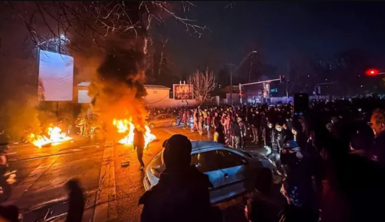 Կապի լիակատար բացակայություն, հարյուրավոր զոհեր, բախումներ. ինչ է հայտնի Իրանում մոլեգնած ցույցերի մասին