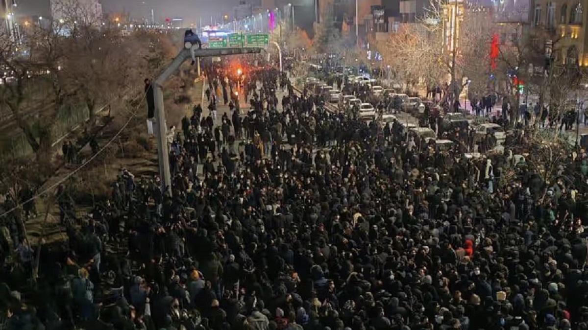 Կապի լիակատար բացակայություն, հարյուրավոր զոհեր, բախումներ. ինչ է հայտնի Իրանում մոլեգնած ցույցերի մասին
