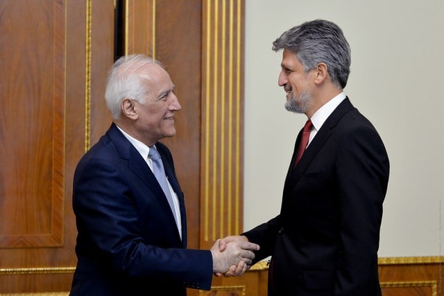 «Երկխոսության» քողի ներքո