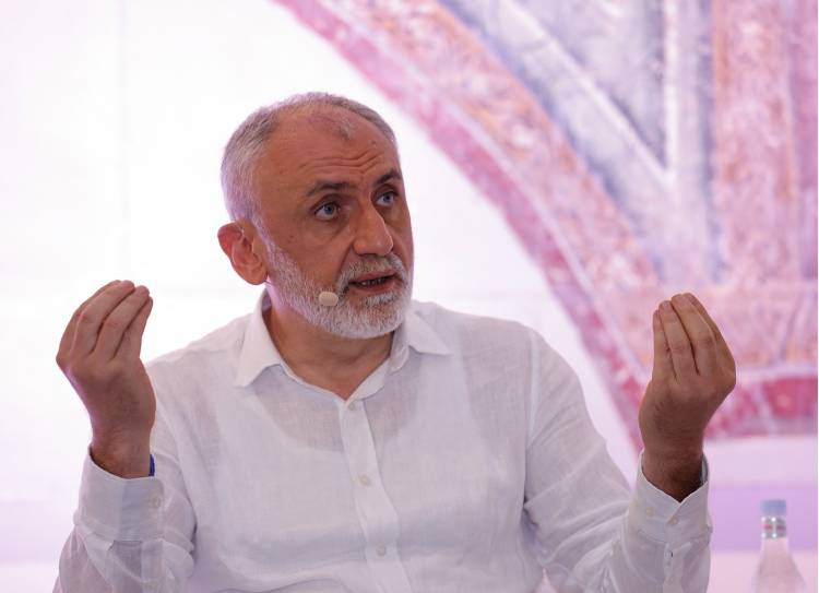 «Հրապարակ». Ինչպես Հայաստանում Ջենիֆեր Լոպեսի համերգին գնալն է «պրեստիժ», այնպես Շարժայի Էմիրությունում Գրքի փառատոնին մասնակցելը