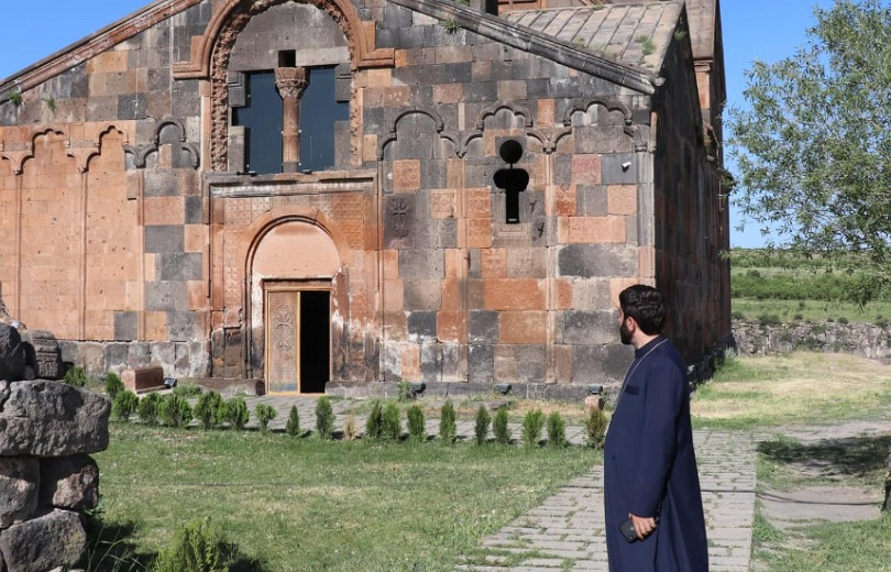 Կաթողիկոսի գահը զբաղեցրած անձը ապօրինի կարգալուծություններով շուրջ 150 օծված եկեղեցականի է հեռացրել. Տեր Արամ