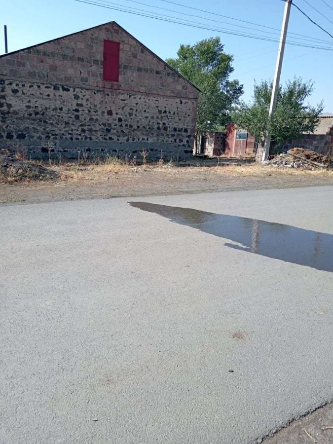 Քուչակցի կինն ահազանգում է՝ բարակ, թեք ասֆալտը վնասում է իր առանձնատունը