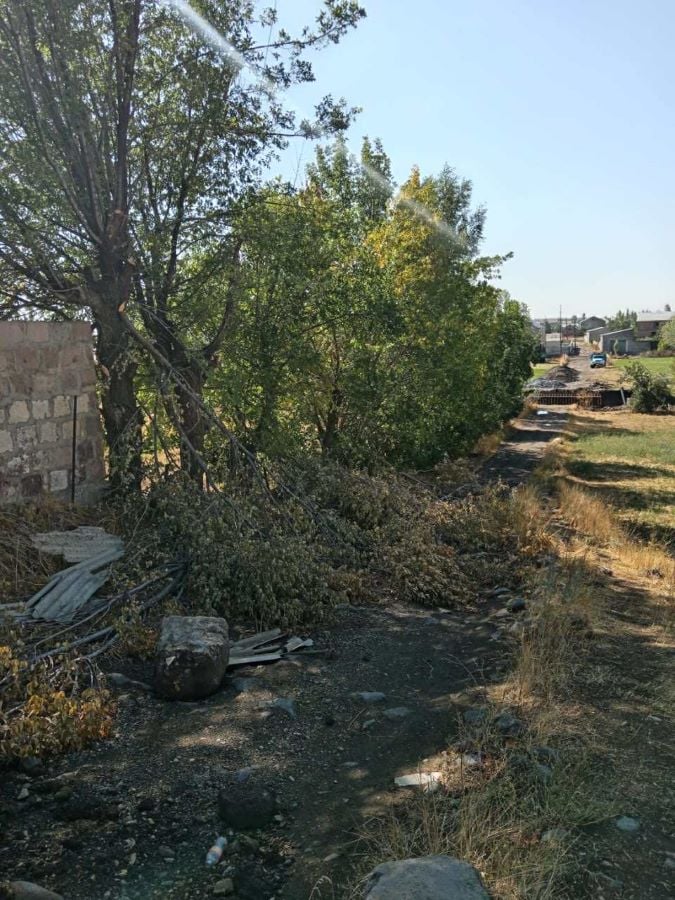Քուչակցի կինն ահազանգում է՝ բարակ, թեք ասֆալտը վնասում է իր առանձնատունը