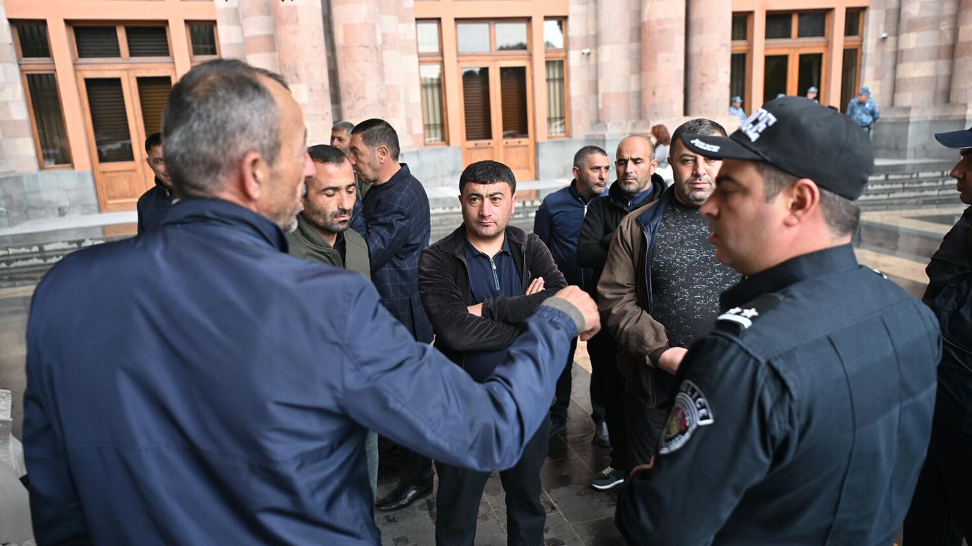 90 օրը քիչ է․ բեռնափոխադրողները բողոքի ակցիա են անում կառավարության մոտ