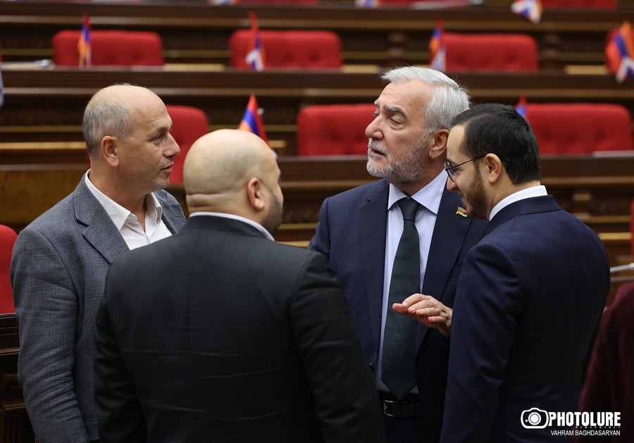 «Ունեցել ենք վարչապետ, որը ավելի քան 630 ատրճանակ է շնորհել»․ Անդրանիկ Քոչարյանը «արատավոր» բնութագրեց անվանական զենք նվիրելու ավանդույթը