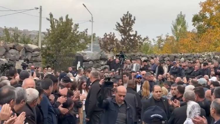 Պատարագը շոու չէ, որ ծափահարում եք