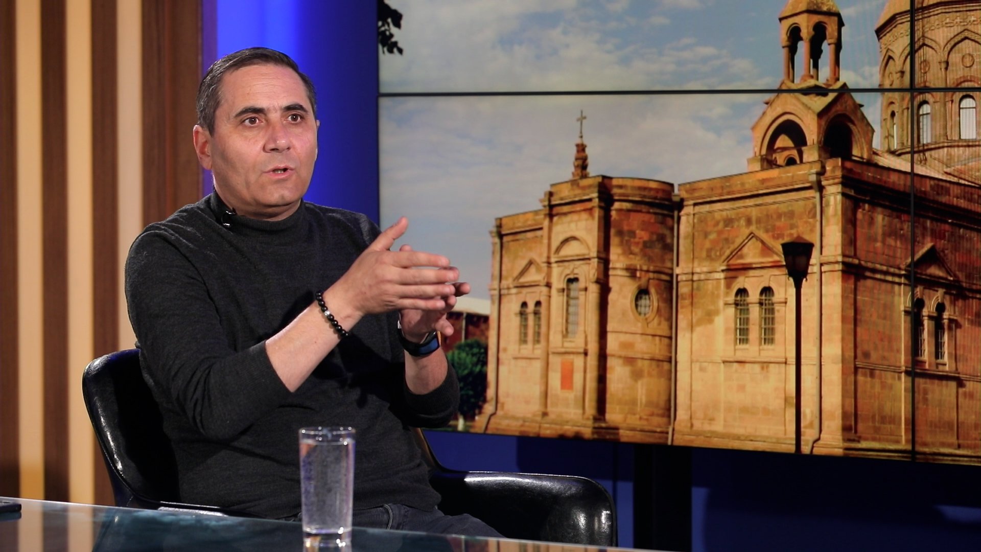 Ժողովո՛ւրդ, հերի՛ք եղավ, բո՛լ եղավ՝ սրանք ձեզ վախեցնեն, թե՝ չտանք, կլինի պատերազմ. Արման Աբովյան