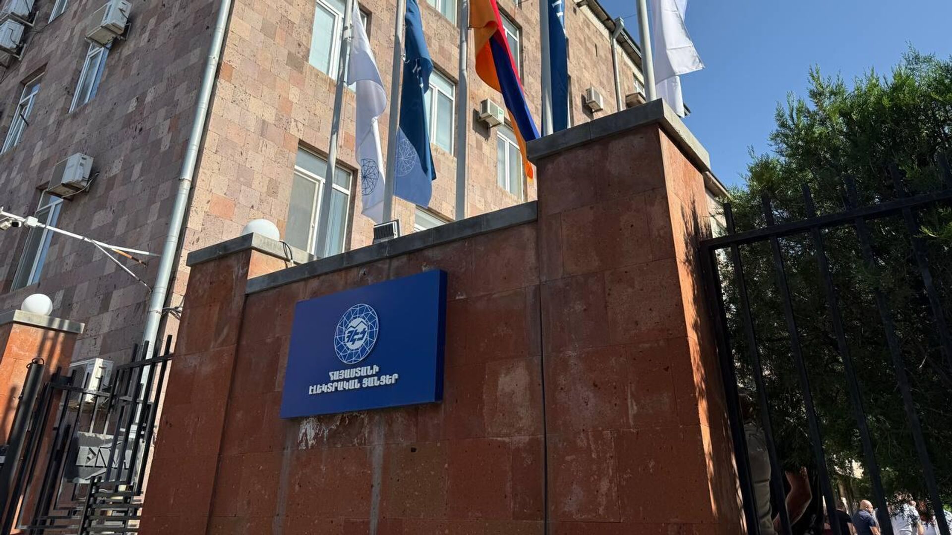 Փոփոխված օրենքով ՀԾԿՀ–ին իրավունք է տրվել դադարեցնել ՀԷՑ–ի լիցենզիան. իրավաբան