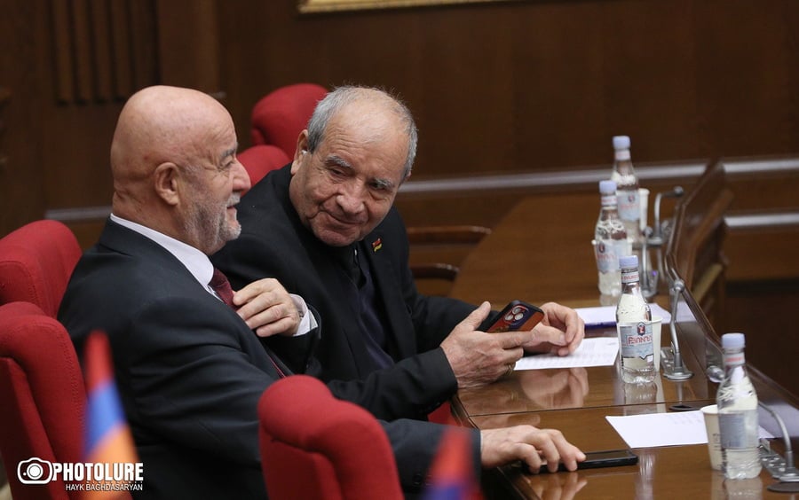 «Ժամանակին էր պետք կարեւորել վարչապետի հետ աշխատանքը»․ Ալեն Սիմոնյանը՝ Հովիկ Աղազարյանին