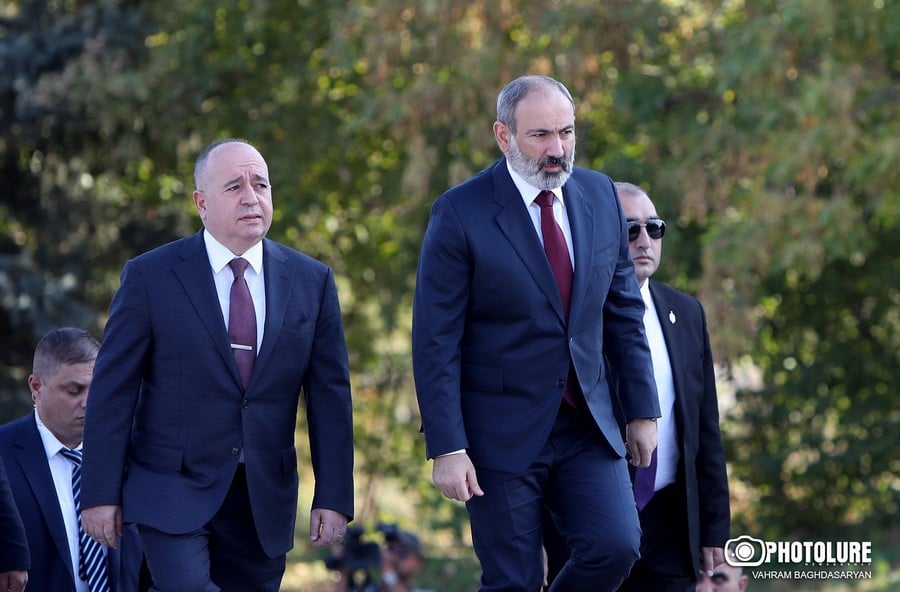 «Մարդ եք գտել, պաշտպանում եք»․ Ալեն Սիմոնյանն արձագանքեց Գեղամ Մանուկյանին՝ նկատի ունենալով Արշակ Կարապետյանին