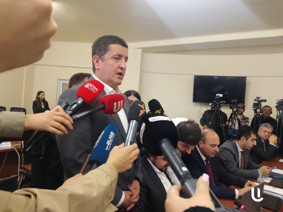 «Դուք խնդիր ունեք տապալե՞լ այս նիստը, ես ՀԷՑ-ի ժամանակավոր կառավարիչն եմ, թույլ տվեք իմ տեղը զբաղեցնեմ». ՀԾԿՀ-ն քննում ՀԷՑ-ին լիցենզիայից զրկելու հարցը