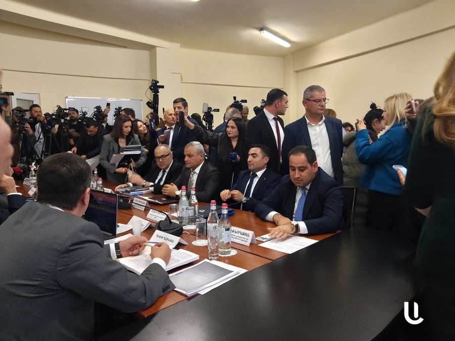 «Դուք խնդիր ունեք տապալե՞լ այս նիստը, ես ՀԷՑ-ի ժամանակավոր կառավարիչն եմ, թույլ տվեք իմ տեղը զբաղեցնեմ». ՀԾԿՀ-ն քննում ՀԷՑ-ին լիցենզիայից զրկելու հարցը