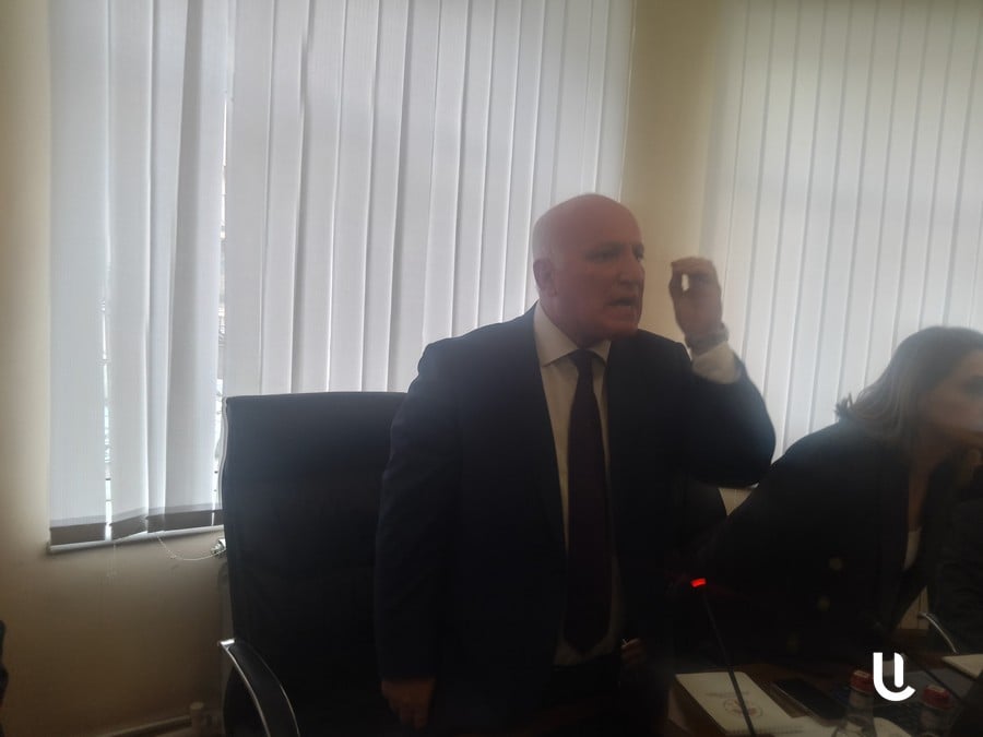 «Դուք խնդիր ունեք տապալե՞լ այս նիստը, ես ՀԷՑ-ի ժամանակավոր կառավարիչն եմ, թույլ տվեք իմ տեղը զբաղեցնեմ». ՀԾԿՀ-ն քննում ՀԷՑ-ին լիցենզիայից զրկելու հարցը