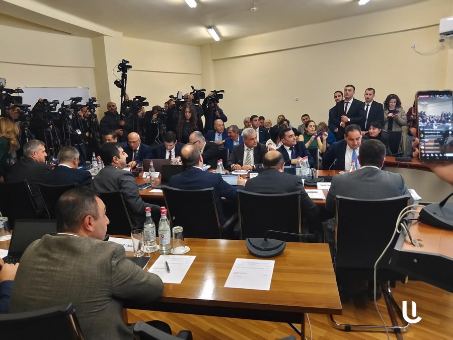 «Դուք խնդիր ունեք տապալե՞լ այս նիստը, ես ՀԷՑ-ի ժամանակավոր կառավարիչն եմ, թույլ տվեք իմ տեղը զբաղեցնեմ». ՀԾԿՀ-ն քննում ՀԷՑ-ին լիցենզիայից զրկելու հարցը