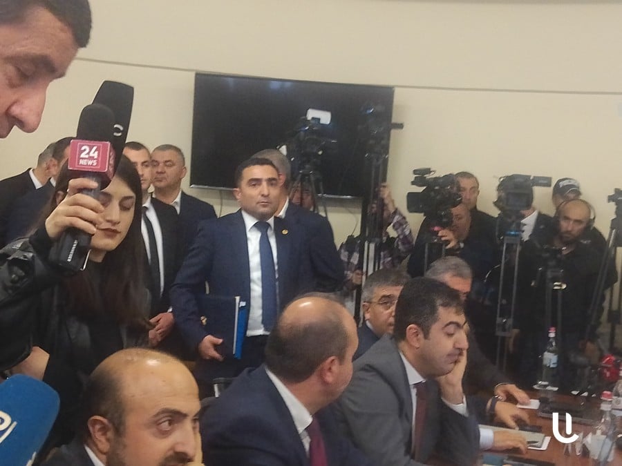 «Դուք խնդիր ունեք տապալե՞լ այս նիստը, ես ՀԷՑ-ի ժամանակավոր կառավարիչն եմ, թույլ տվեք իմ տեղը զբաղեցնեմ». ՀԾԿՀ-ն քննում ՀԷՑ-ին լիցենզիայից զրկելու հարցը