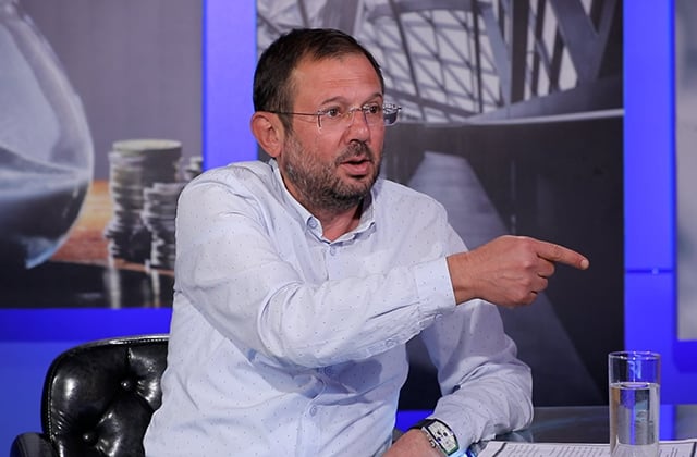 44-օրյայի զեկույցում անդրադարձ կա սպառազինության ձեռքբերմանը և ձեռքբերման պլանների փոփոխությանը, դրան հաջորդում է հետևանքների գնահատումը. Գեղամ Մանուկյան