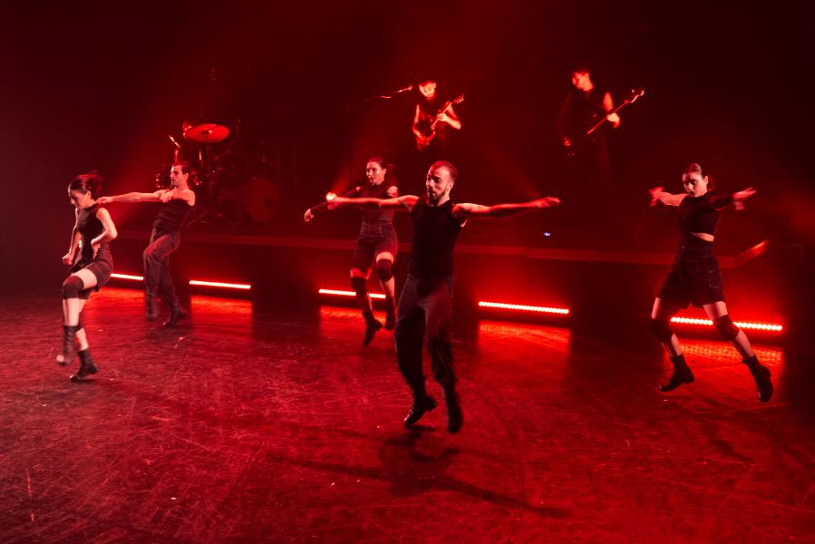 Բալետի արտիստները, ռոք խմբի երաժիշտների հետ, կարծրատիպեր կոտրելով, ներկայանում էին նոր պարելաձևերով