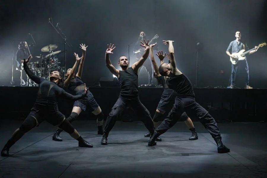 Բալետի արտիստները, ռոք խմբի երաժիշտների հետ, կարծրատիպեր կոտրելով, ներկայանում էին նոր պարելաձևերով