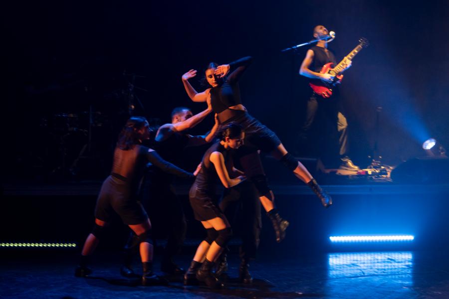 Բալետի արտիստները, ռոք խմբի երաժիշտների հետ, կարծրատիպեր կոտրելով, ներկայանում էին նոր պարելաձևերով