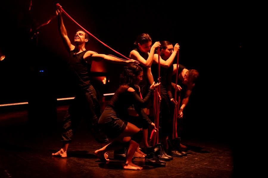 Բալետի արտիստները, ռոք խմբի երաժիշտների հետ, կարծրատիպեր կոտրելով, ներկայանում էին նոր պարելաձևերով