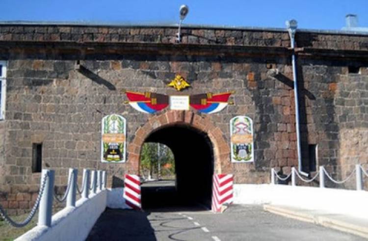 Բաքվում սպառնալիք են համարում Գյումրիի ռազմաբազան ու Էրեբունու ավիաբազան