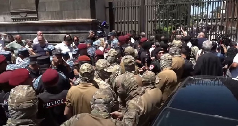 «Աղոթքի նախաճաշի» մասնակիցները կոչ են անում Հայաստանի իշխանություններին ազատ արձակել Հայ Առաքելական եկեղեցու կալանավորված քահանաներին