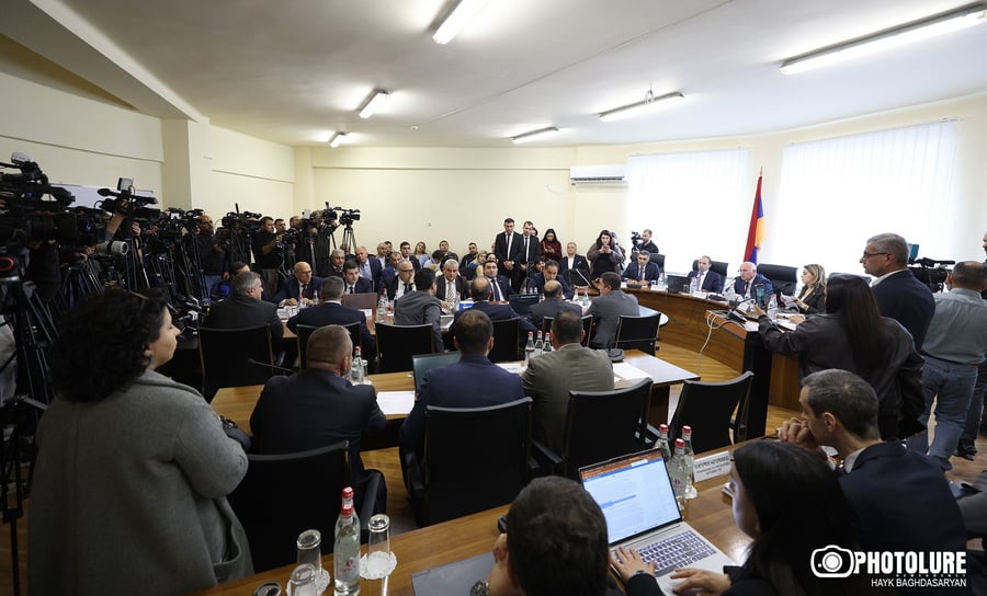 Ինչո՞ւ են համազգեստով ոստիկանները լցվել նիստերի դահլիճ, հայտարարեք՝ ռիսկն ումի՞ց է. Ղազինյան