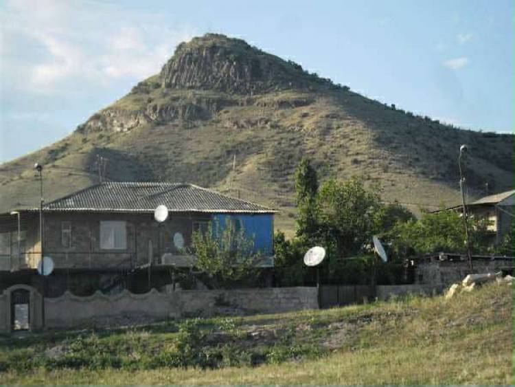 «Հրապարակ»․ Դեղձավանին պատկանող 50 հեկտարը մնացել է փշալարի այն կողմում՝ չեն կարողանում մշակել