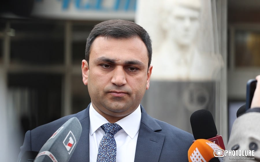 Մեխակյանը՝ Թալինից եկած աջակիցների, «նակոլկեքով» կեղծ դպիրի ու Փաշինյանի բացասական ստվերի մասին