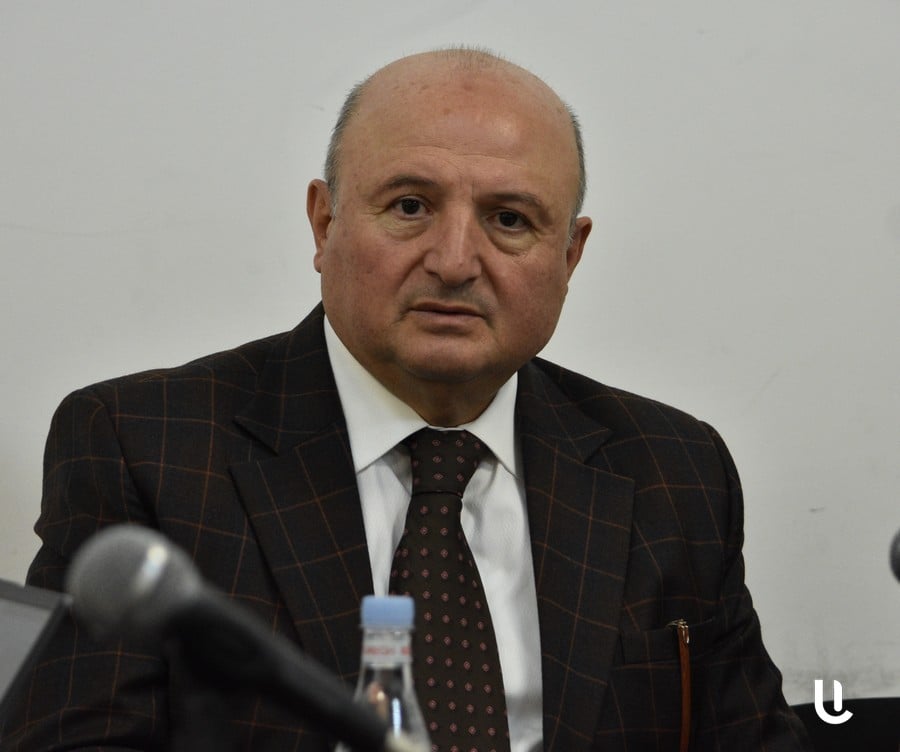 Էն չաղ, մեծ գլխով տղեն «պառնոյ» է գնացել, թռել է, տակը ջուր չի եղել, ընկել՝ ոտքն է ջարդել. Վարդան Ղուկասյանը՝ պատգամավոր Կարեն Սարուխանյանի մասին