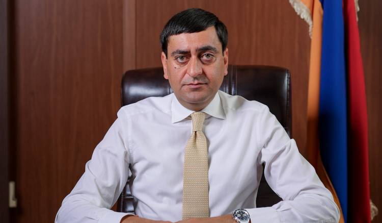 Ինչ է կատարվում Էջմիածնում․ մարզպետարանի աշխատողները մտել են վարչական շենքեր