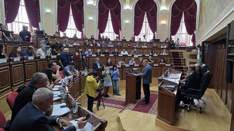 Գյումրու ավագանու նիստը` լարված մթնոլորտում.Սարիկ Մինասյանն ու Կարեն Սիմոնյանը թեժ վիճեցին