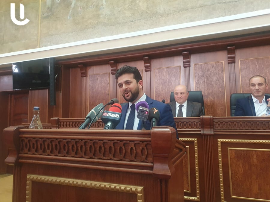 «Դուք ձեռ եք առնո՞ւմ, Chat GPT-ի եք ասում, դրա համար էլ Արցախը չկա, դրա համար էլ Սրբազանները տեռորիստ են»․ Լեզվակռիվ՝ Գյումրու ավագանու նիստում