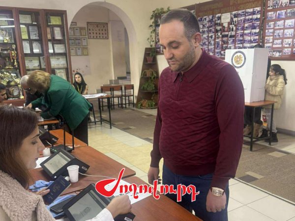 ՖՈՏՈ․  Էջմիածնի նախկին համայնքապետ Դիանա Գասպարյանի ամուսինը քվեարկեց