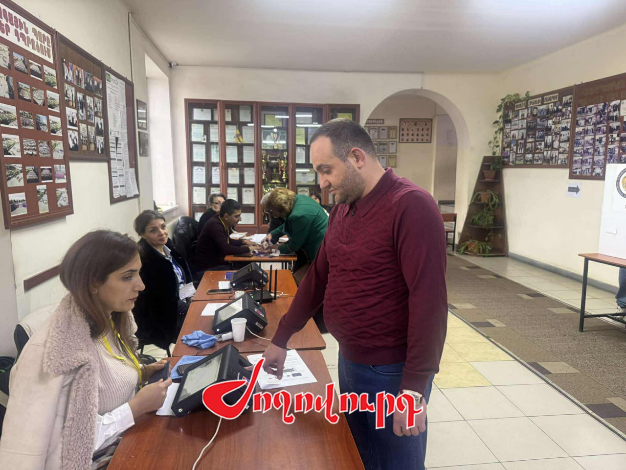 ՖՈՏՈ․  Էջմիածնի նախկին համայնքապետ Դիանա Գասպարյանի ամուսինը քվեարկեց