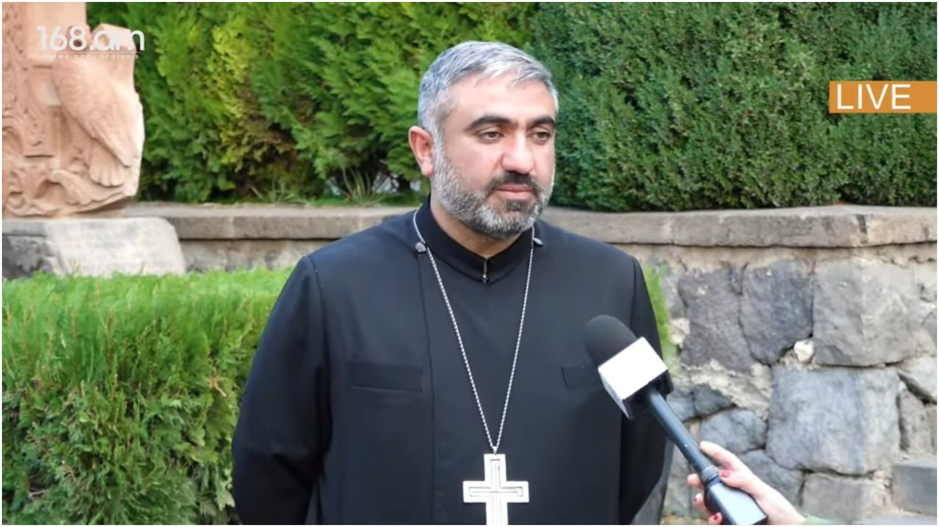 Պատարագիչ քահանան պարտավո՛ր է հնչեցնել Վեհափառի անունը. Տղամա՛րդ եղեք, ափսո’ս եք, ձեզ մի’ վնասեք. Տեր Փառեն