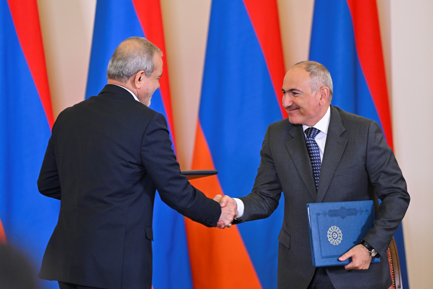 Փաշինյանը և Փեզեշքիանը ստորագրել են համատեղ հայտարարություն, 2 երկրի պաշտոնյաները՝ այլ փաստաթղթեր