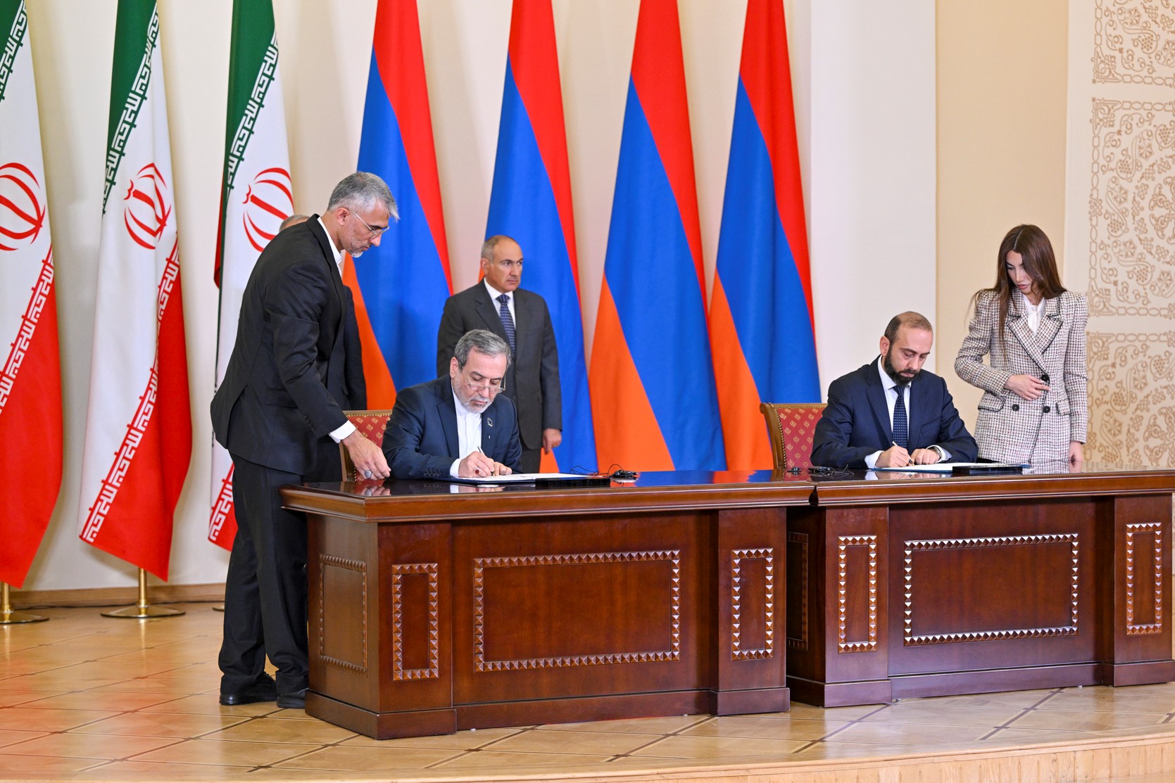 Փաշինյանը և Փեզեշքիանը ստորագրել են համատեղ հայտարարություն, 2 երկրի պաշտոնյաները՝ այլ փաստաթղթեր