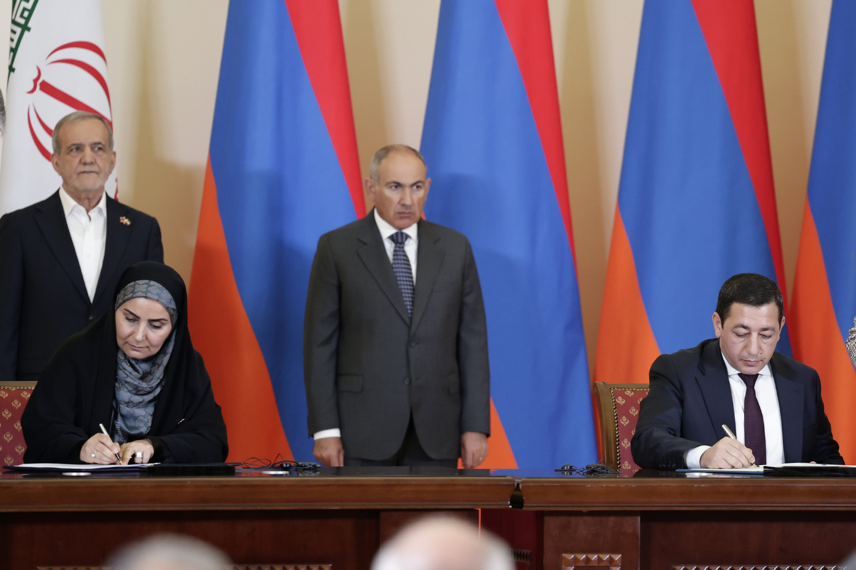 Փաշինյանը և Փեզեշքիանը ստորագրել են համատեղ հայտարարություն, 2 երկրի պաշտոնյաները՝ այլ փաստաթղթեր