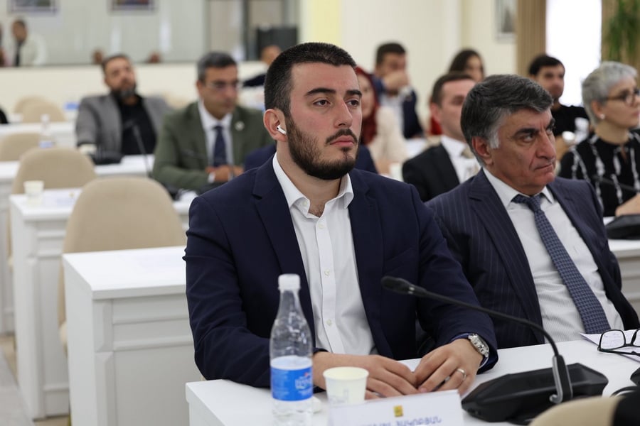 «Մինչև 30 հարց չզեկուցվողով անցկացնում եք, մի հարց եք բերում քննարկման, էդ էլ լայեղ չեք անում լսեք»․ Սամվել Հակոբյանը՝ ՔՊ-ականներին