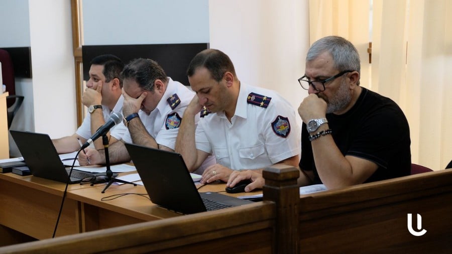 Հիմա զինվորները քնե՞լ են, թե՞ բուշլատ են հագել. բուշլատը քնած զինվորի հագին ի՞նչ գործ ուներ. շիլաշփոթ է. Նորիկյան