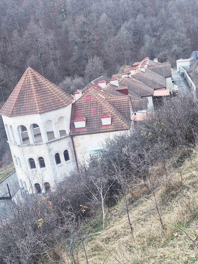«Վանատուն». Հաղարծինի ճեմարանը վերածվել է հյուրանոցի՞. ուշագրավ հրապարակումներ. լուսանկարներ