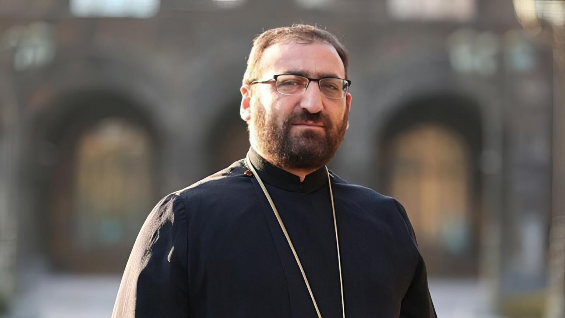 Արշակ սրբազանը հարցաքննվել է «խայտաբղետ», «զարմանահրաշ» վարույթներով. պաշտպան