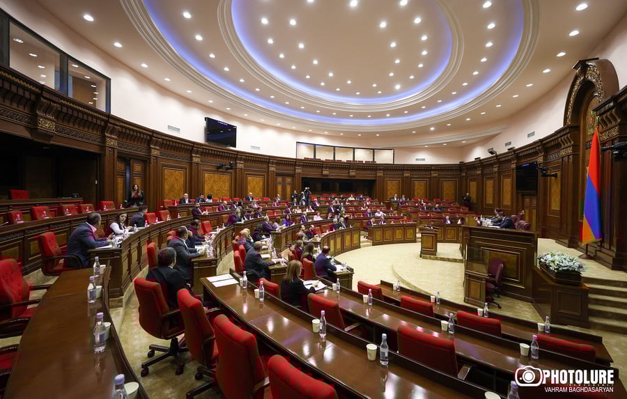 «Տիկին Մկրտչյան, մի հատ ձենդ կտրի, աղջի′կ ջան»․ Ռուբինյանի խոսքերից հետո «Պատիվ ունեմ»-ը լքեց ԱԺ նիստերի դահլիճը