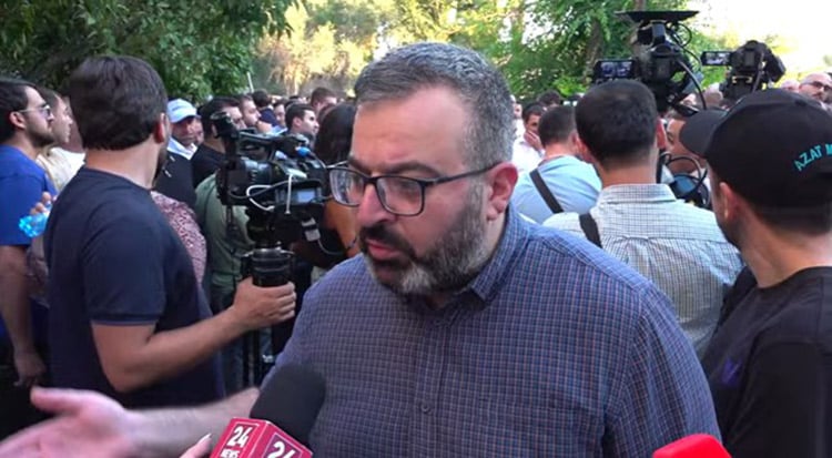 էդ որ ծնկի է գալիս, էդ էժան ներկայացումը մի անգամ խաղացել է, տեսել ենք՝ իր ծնկի գալուց հետո ինչ է  կատարվում. Գառնիկ Դանիելյան