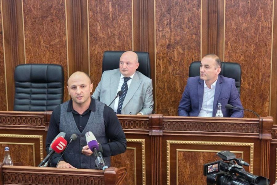 «Հլը մի րոպե, ես թույլ չեմ տա ինձ անտեսեք»․ Վարդան Ղուկասյանը միջամտեց Սամվել Կարապետյանի կալանավորման շուրջ լեզվակռվին