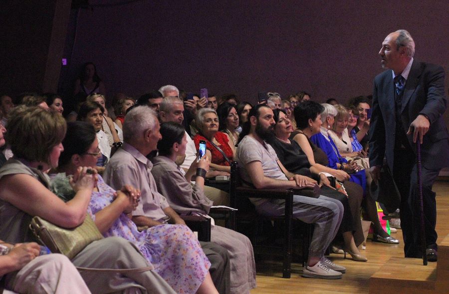 Ֆրանսաբնակ հայազգի օպերային երգիչ Ադամ Բարրոյի նվերը Վարպետի անունը կրող գրադարանին